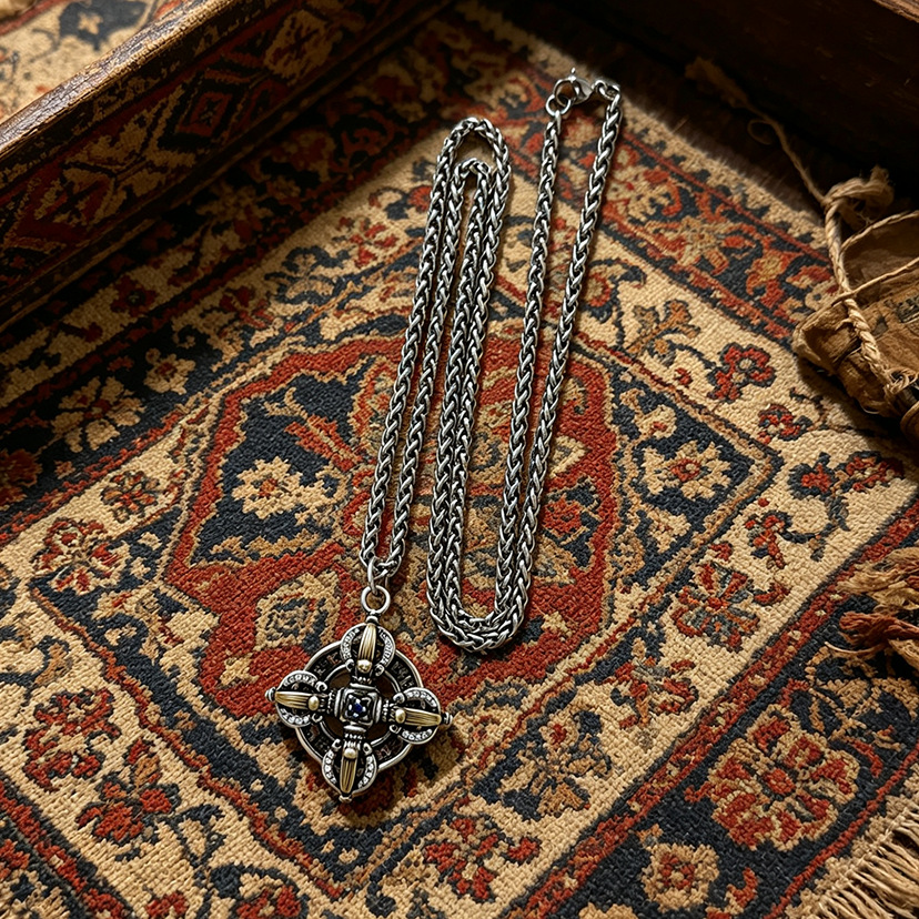 قلادة فضية عتيقة الطراز على شك - مراجعة Body Jewelry High End وسعره