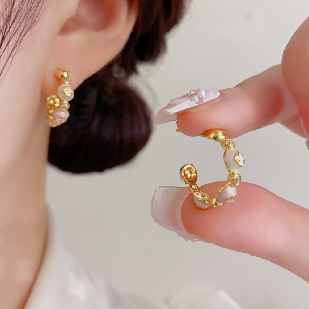أقراط نصف دائرية مطلية بالمينا - مراجعة Cluster Stud Ear وسعره