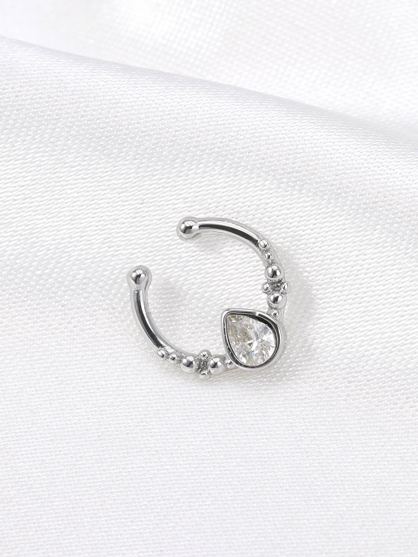 حلقة أنف مزيفة على شكل قطرة ما - مراجعة Body Jewelry Septum وسعره