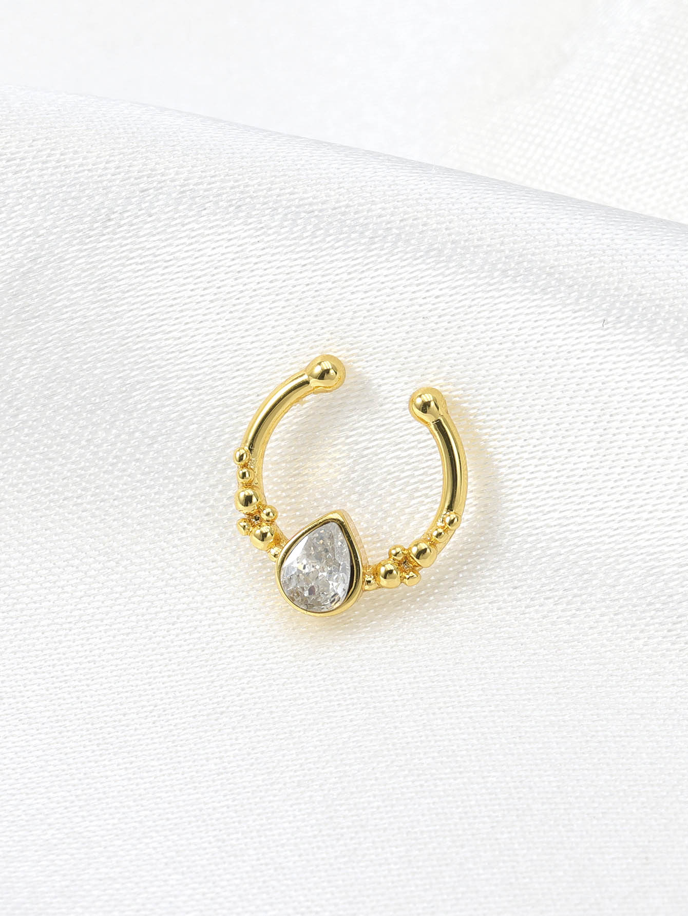 حلقة أنف مزيفة على شكل قطرة ما - مراجعة Body Jewelry Septum وسعره