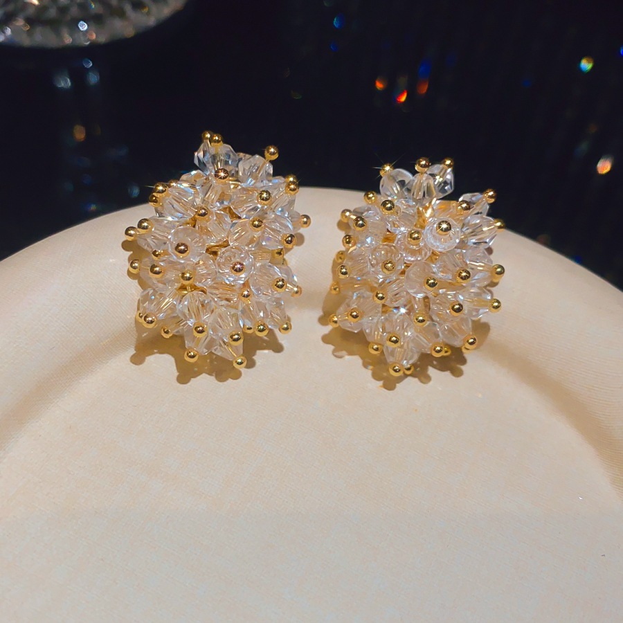 أقراط أنيقة سوداء مزينة بالخرز - مراجعة Cluster Stud Ear وسعره
